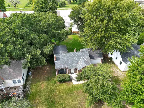 915 S Holyoke Ave, Wichita, KS 67218
