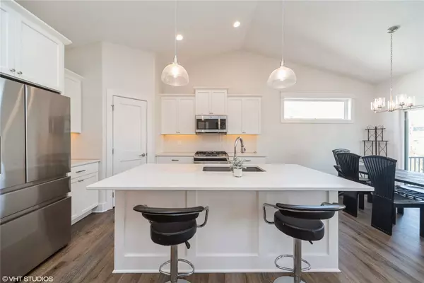 9131 Greenway Drive, West Des Moines, IA 50266