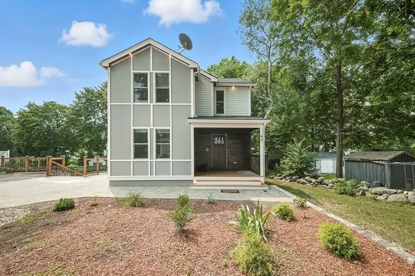 42 Oak St East, Braintree, MA 02184