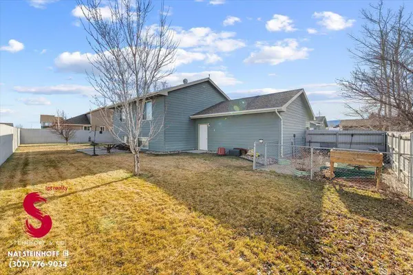 1096 6th St, Evansville, WY 82636