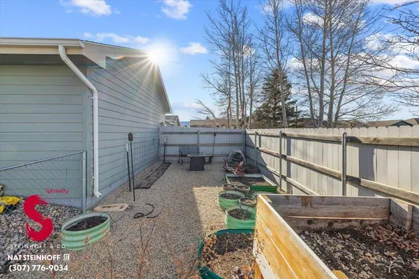 1096 6th St, Evansville, WY 82636