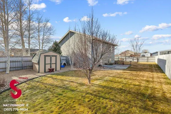 1096 6th St, Evansville, WY 82636