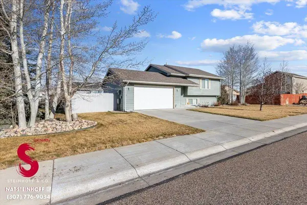 1096 6th St, Evansville, WY 82636