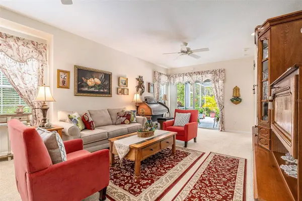 6041 SANDHILL RIDGE DR, Lithia, FL 33547