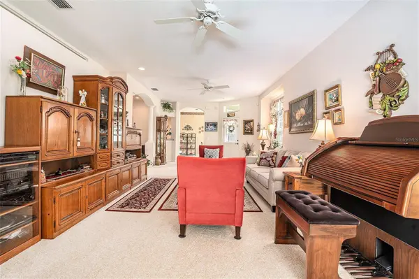 6041 SANDHILL RIDGE DR, Lithia, FL 33547