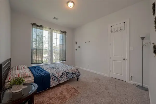 9207 Secretariat LN, Mont Belvieu, TX 77523