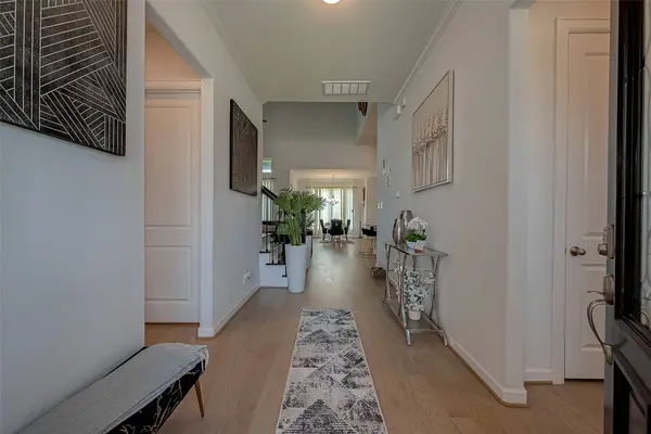 9207 Secretariat LN, Mont Belvieu, TX 77523