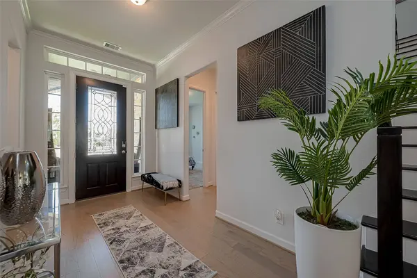 9207 Secretariat LN, Mont Belvieu, TX 77523