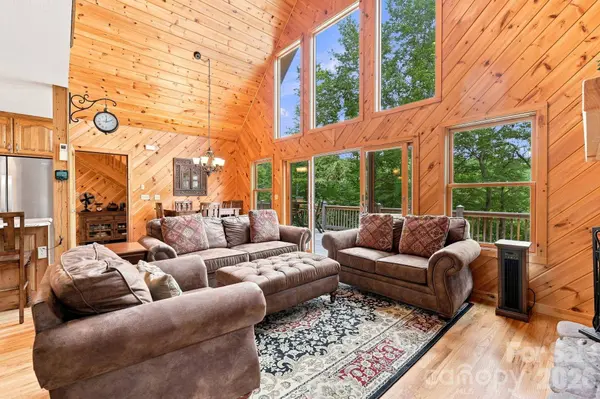 1055 Winter Star LOOP, Burnsville, NC 28714