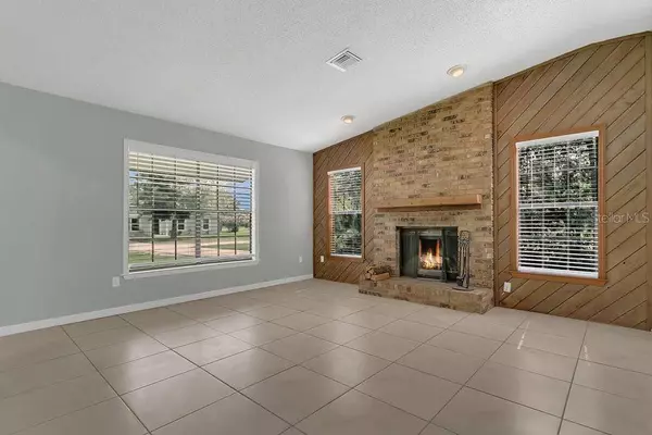 1305 E OHIO AVE, Deland, FL 32724