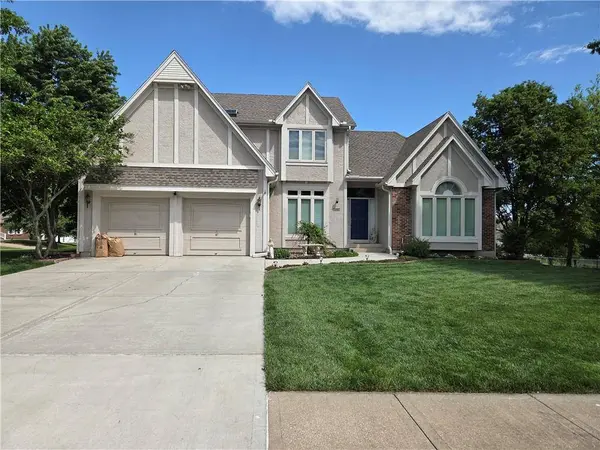 602 Ridgewood DR, Raymore, MO 64083