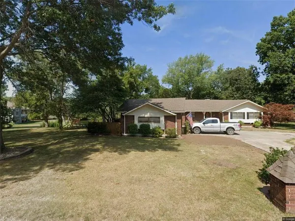 900 Holly AVE