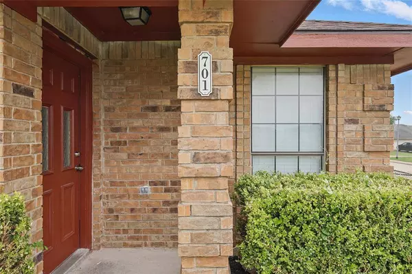 701 Inglewood Trail, Desoto, TX 75115