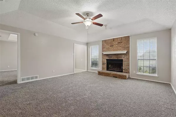 701 Inglewood Trail, Desoto, TX 75115