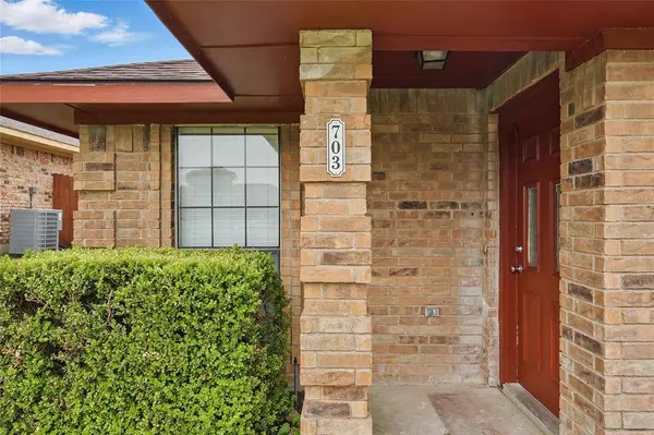 703 Inglewood Trail, Desoto, TX 75115