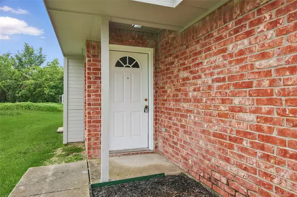 2820 Sunset Strip Avenue, Glenn Heights, TX 75154