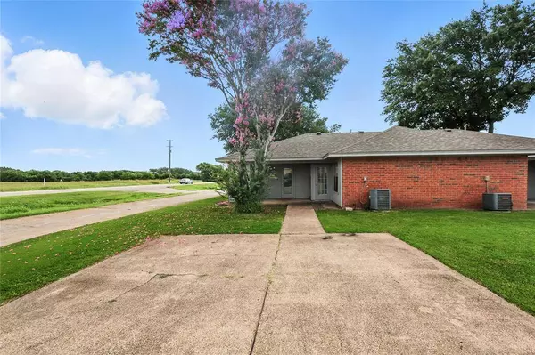 1701 Creekview Drive, Glenn Heights, TX 75154