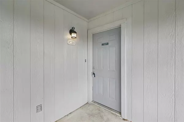 1723 Creekview Drive, Glenn Heights, TX 75154