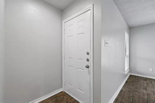 1723 Creekview Drive, Glenn Heights, TX 75154