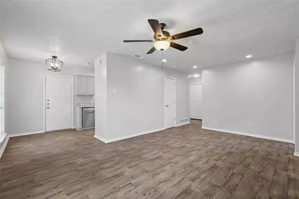 1723 Creekview Drive, Glenn Heights, TX 75154