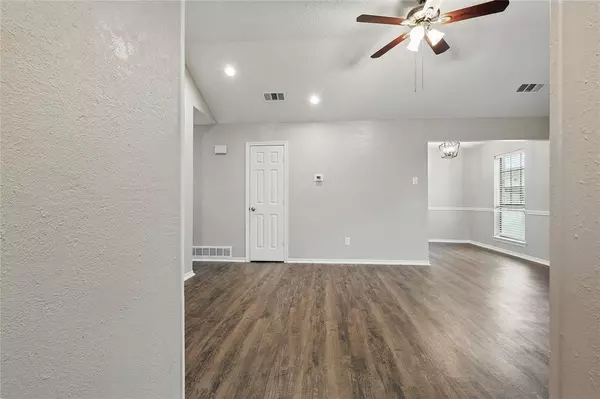 1707 Creekview Drive, Glenn Heights, TX 75154