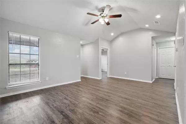 1707 Creekview Drive, Glenn Heights, TX 75154