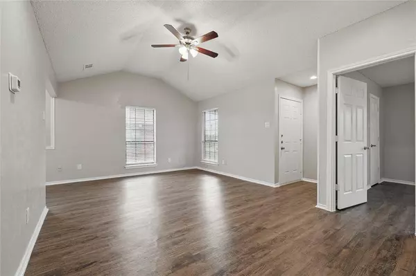 1707 Creekview Drive, Glenn Heights, TX 75154