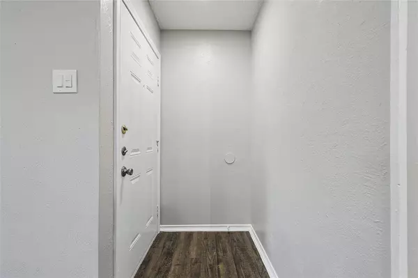 1707 Creekview Drive, Glenn Heights, TX 75154