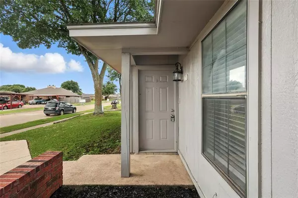 1703 Creekview Drive, Glenn Heights, TX 75154