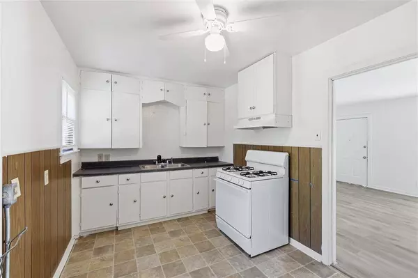 613 W Hammond Street, Lancaster, TX 75146