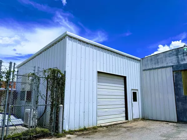 105 Center St UNIT SUITE, Marion, TX 78124