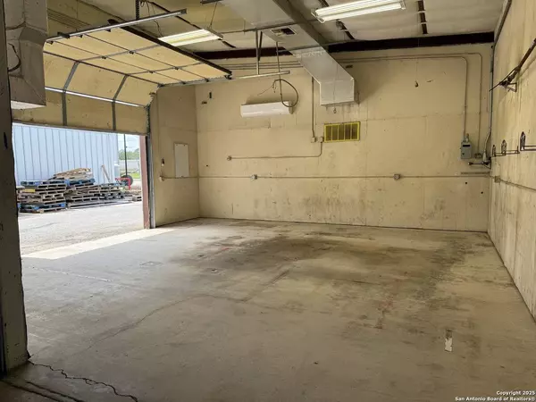 105 Center St UNIT SUITE, Marion, TX 78124