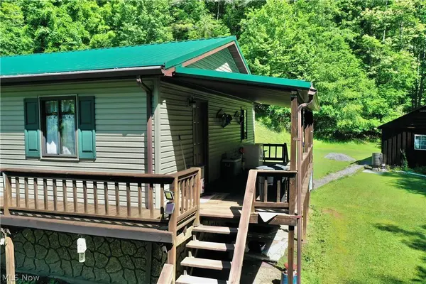 190 Lazy Run RD, Millstone, WV 25261