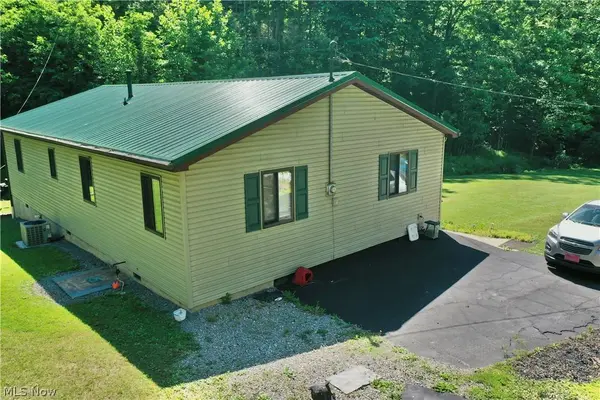 190 Lazy Run RD, Millstone, WV 25261