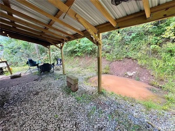 994 Sugarcamp RD, Big Bend, WV 26147