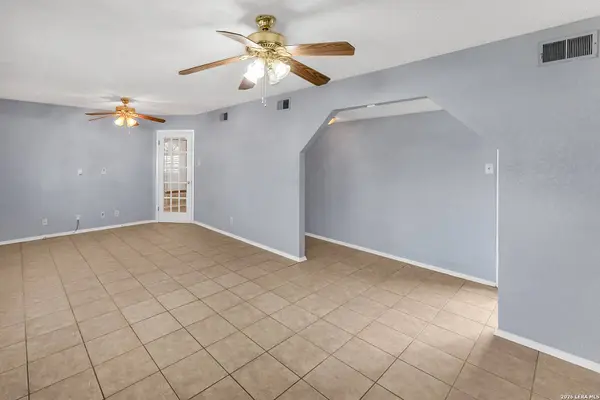 220 Blue Bonnet, Floresville, TX 78114