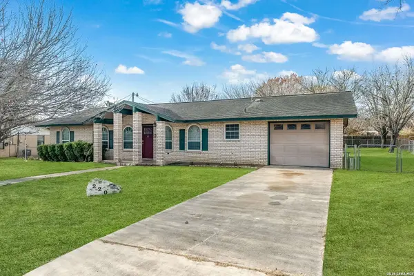 220 Blue Bonnet, Floresville, TX 78114