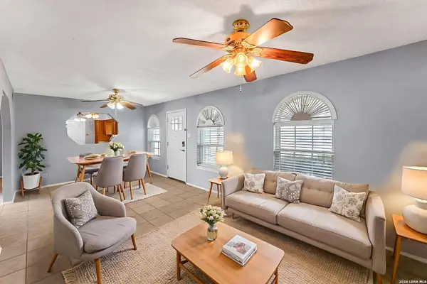 220 Blue Bonnet, Floresville, TX 78114