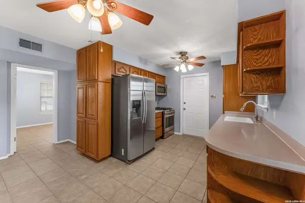 220 Blue Bonnet, Floresville, TX 78114
