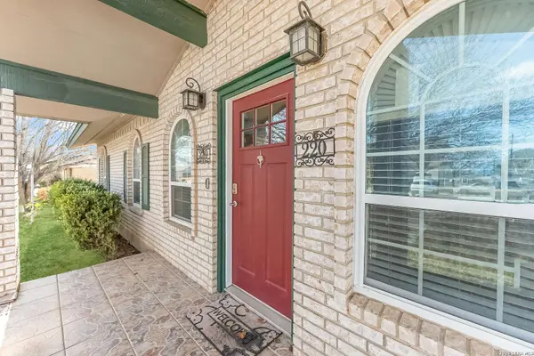 220 Blue Bonnet, Floresville, TX 78114