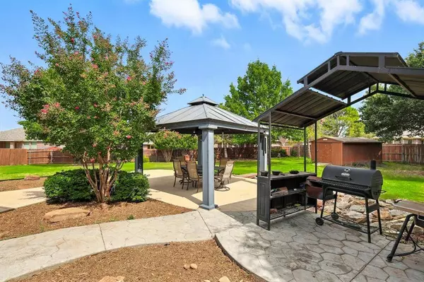 65 Lucas Lane, Edgecliff Village, TX 76134