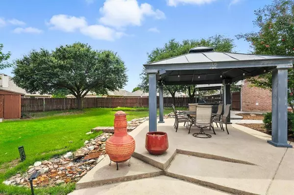 65 Lucas Lane, Edgecliff Village, TX 76134