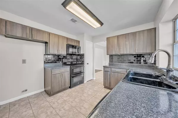 7020 Thomas Place, Watauga, TX 76148