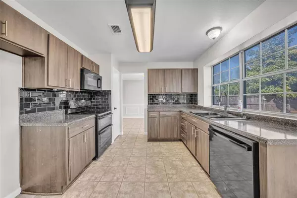 7020 Thomas Place, Watauga, TX 76148