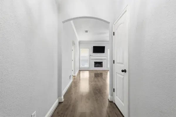 557 Jeffdale Drive, Burleson, TX 76028