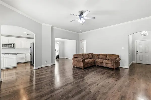 557 Jeffdale Drive, Burleson, TX 76028