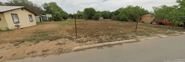 10 Willow st, Pearsall, TX 78061