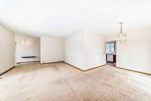 5116 33 ST NW, Calgary, AB T2L 1V4