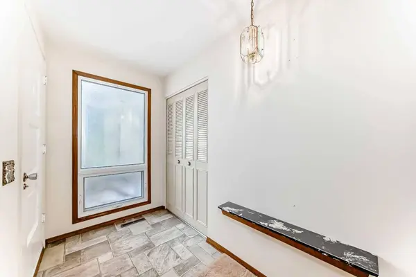 5116 33 ST NW, Calgary, AB T2L 1V4