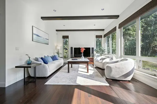 62 Posthill DR SW, Calgary, AB T3M 0A8